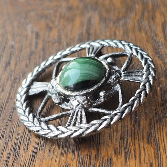 Vintage Thistle and Green Porphyry Glass Cabochon brooch, silvertone. - Picture 2 of 5